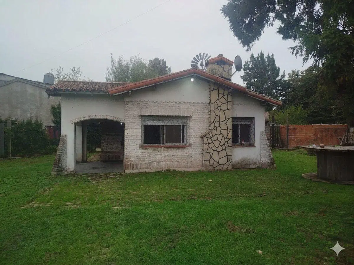 VENTA CASA CON AMPLIO JARDIN GRAL RODRIGUEZ 2