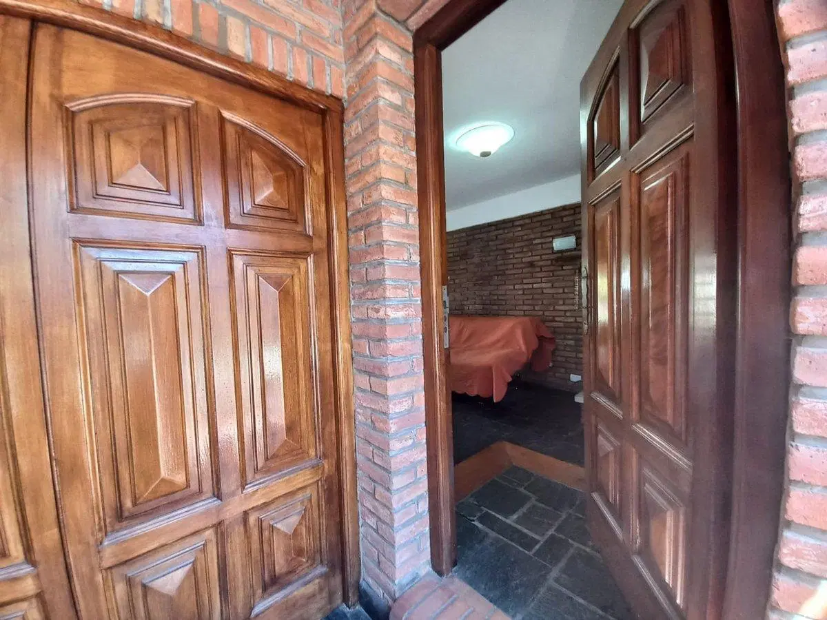 Venta casa 5 amb, jardín, cochera parrilla Olivos 3