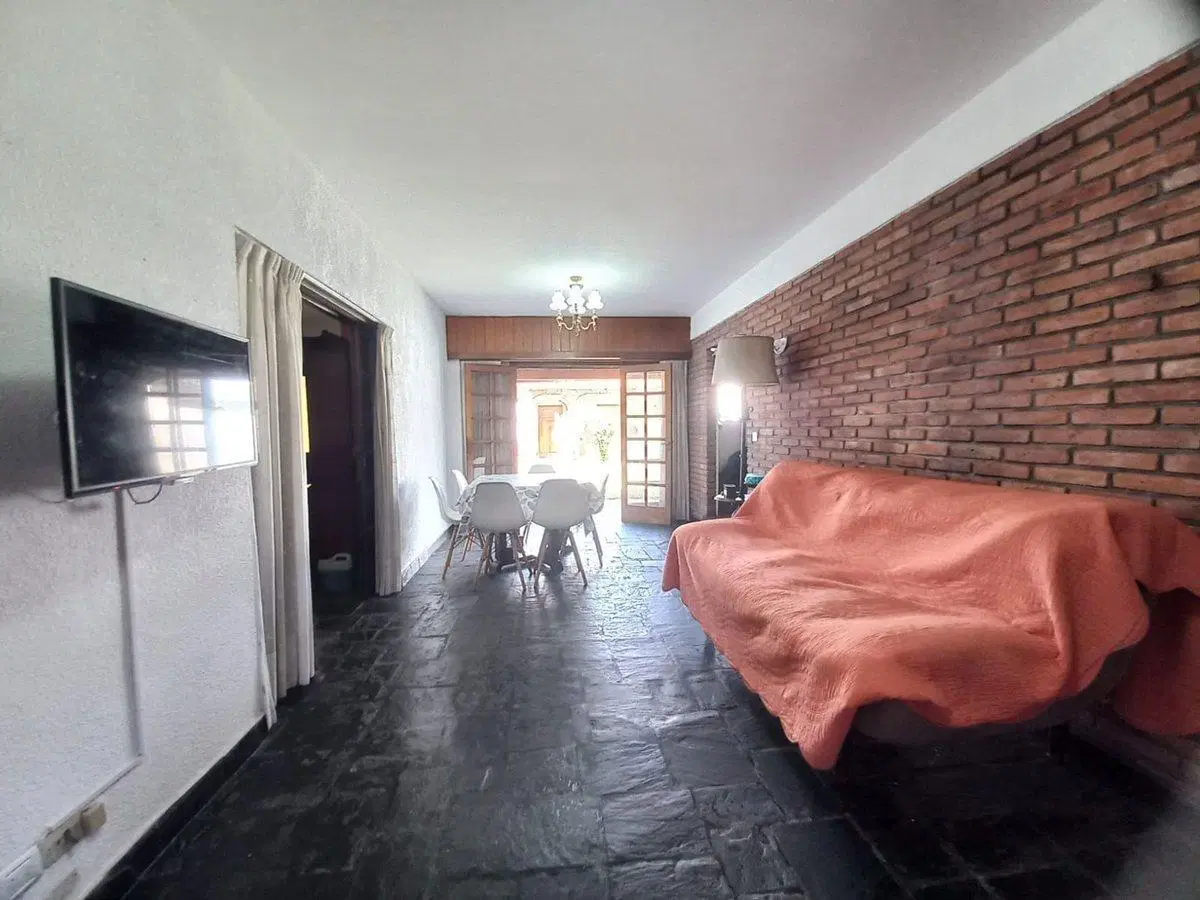 Venta casa 5 amb, jardín, cochera parrilla Olivos 2