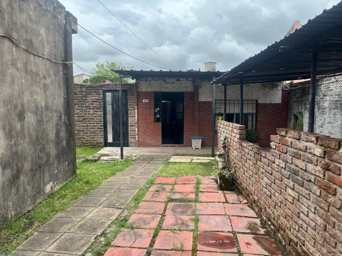 VENTA CASA MULTIFAMILIAR CON LOCAL CASTELAR NORTE 2