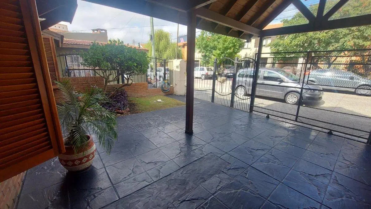 CASA DUPLEX 4 AMBIENTES CON PATIO JARDIN PARRILLA 4