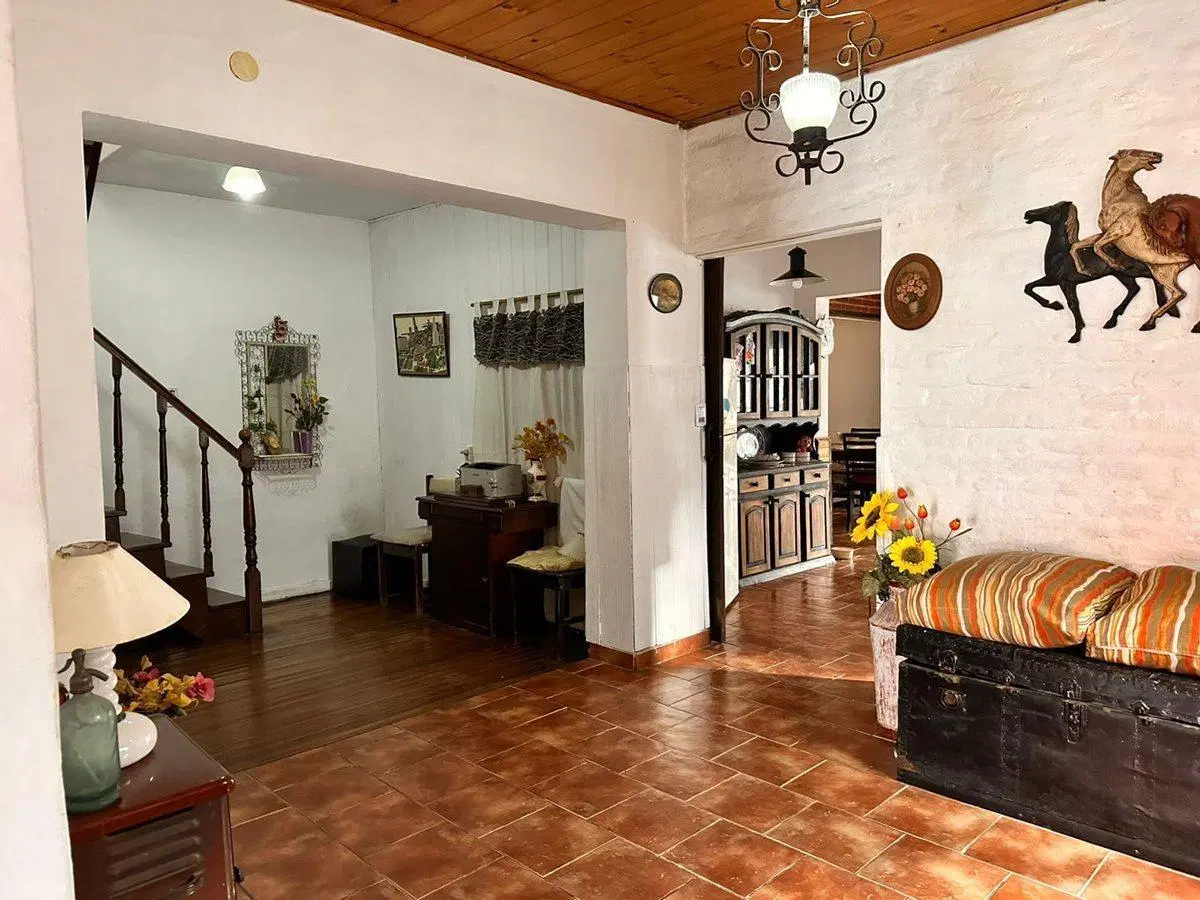 VENTA CASA 4 AMB. C/ PILETA, QUINCHO Y COCHERA 2