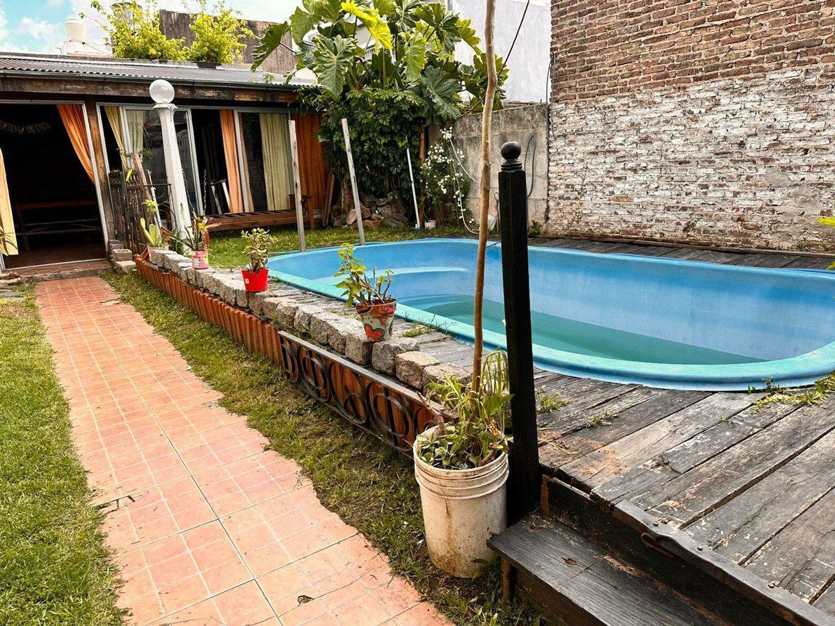 Foto de VENTA CASA 4 AMB. C/ PILETA, QUINCHO Y COCHERA, imagen 4
