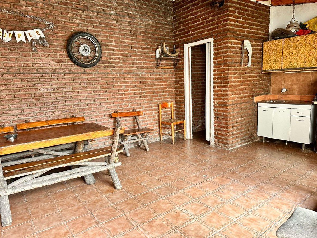 Foto de VENTA CASA 4 AMB. C/ PILETA, QUINCHO Y COCHERA, imagen 1