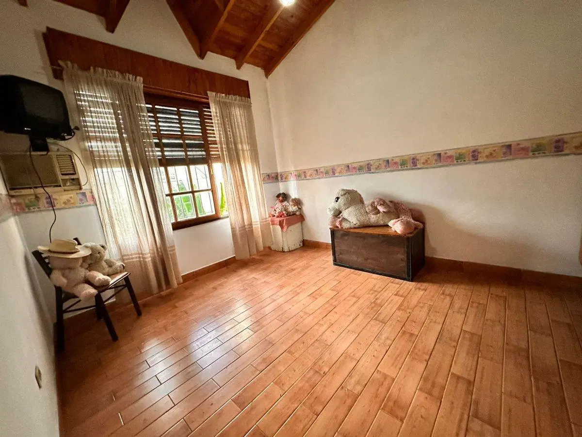 VENTA CASA 4 AMB. C/ PILETA, QUINCHO Y COCHERA 4