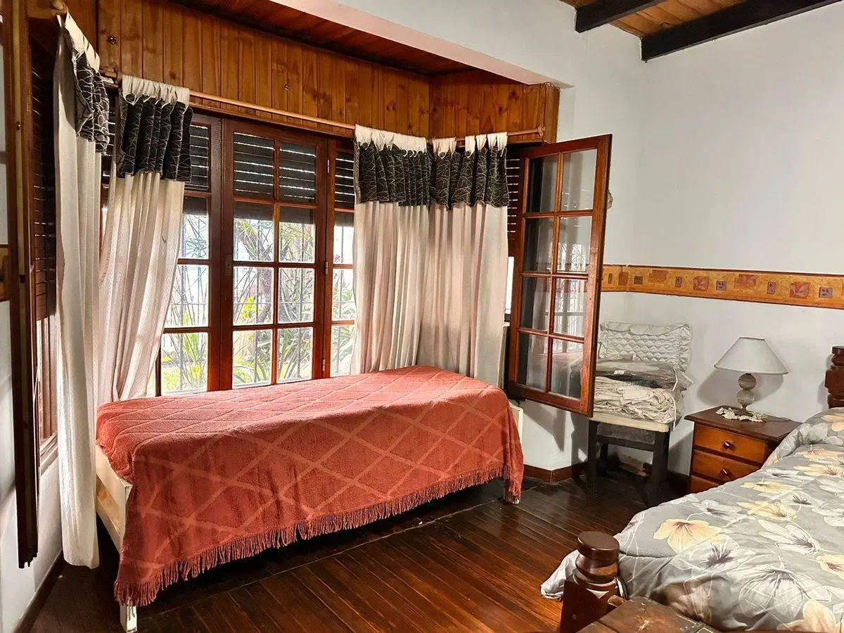 VENTA CASA 4 AMB. C/ PILETA, QUINCHO Y COCHERA 3