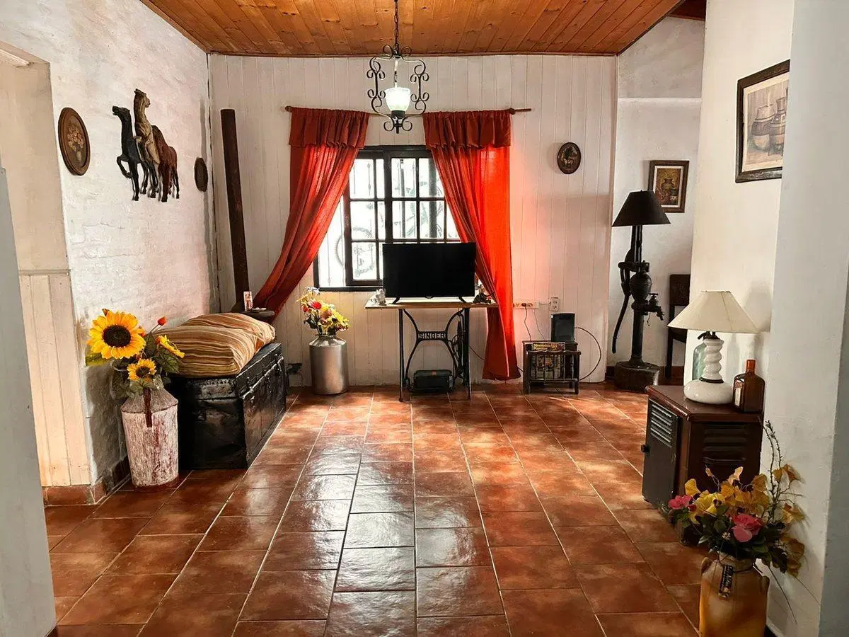 VENTA CASA 4 AMB. C/ PILETA, QUINCHO Y COCHERA 8