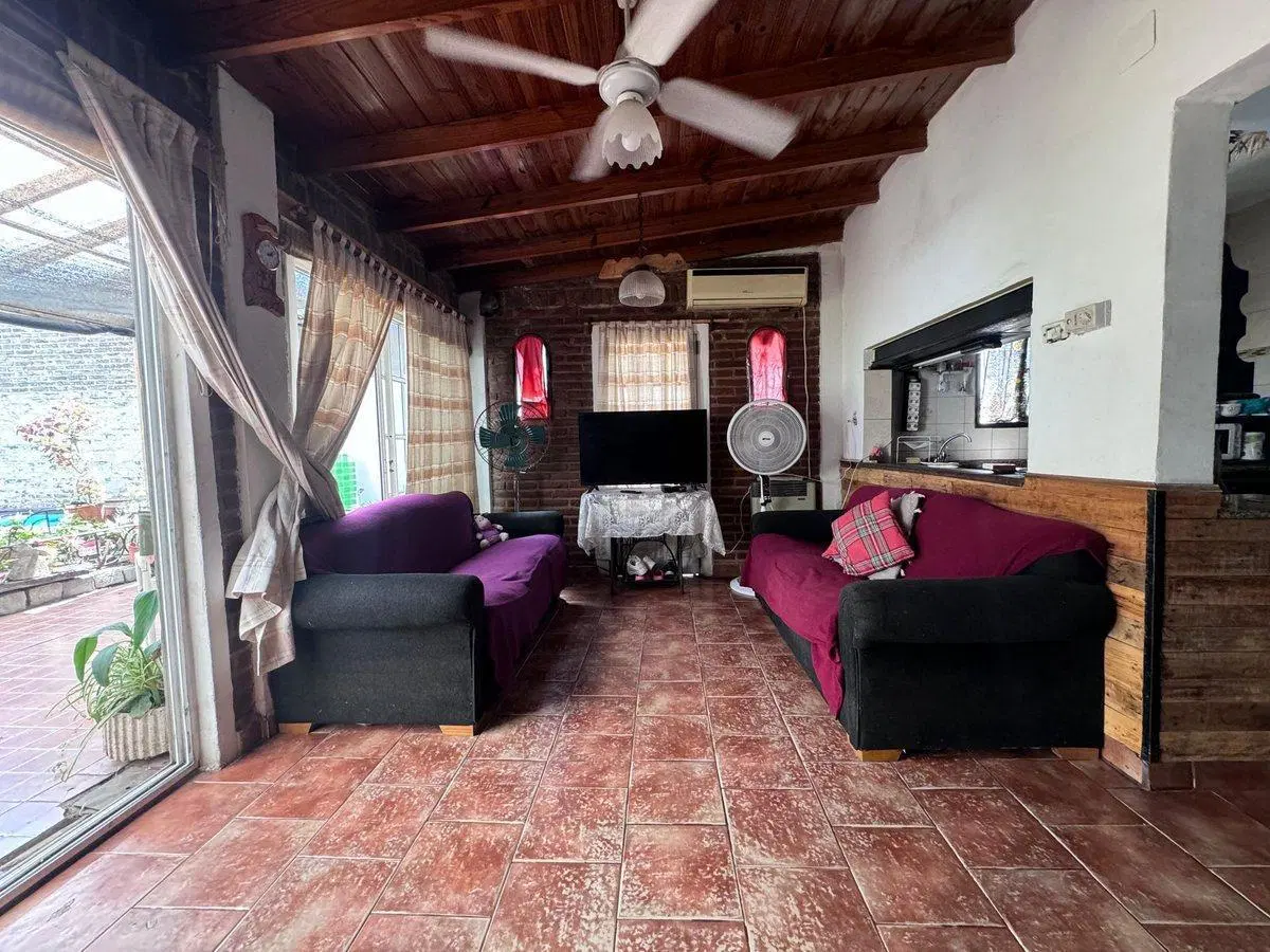 VENTA CASA 4 AMB. C/ PILETA, QUINCHO Y COCHERA 5