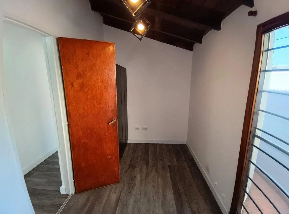 Casa 5 ambientes con depto 2 ambientes V Lynch 4