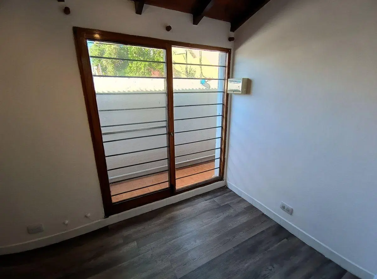 Casa 5 ambientes con depto 2 ambientes V Lynch 2