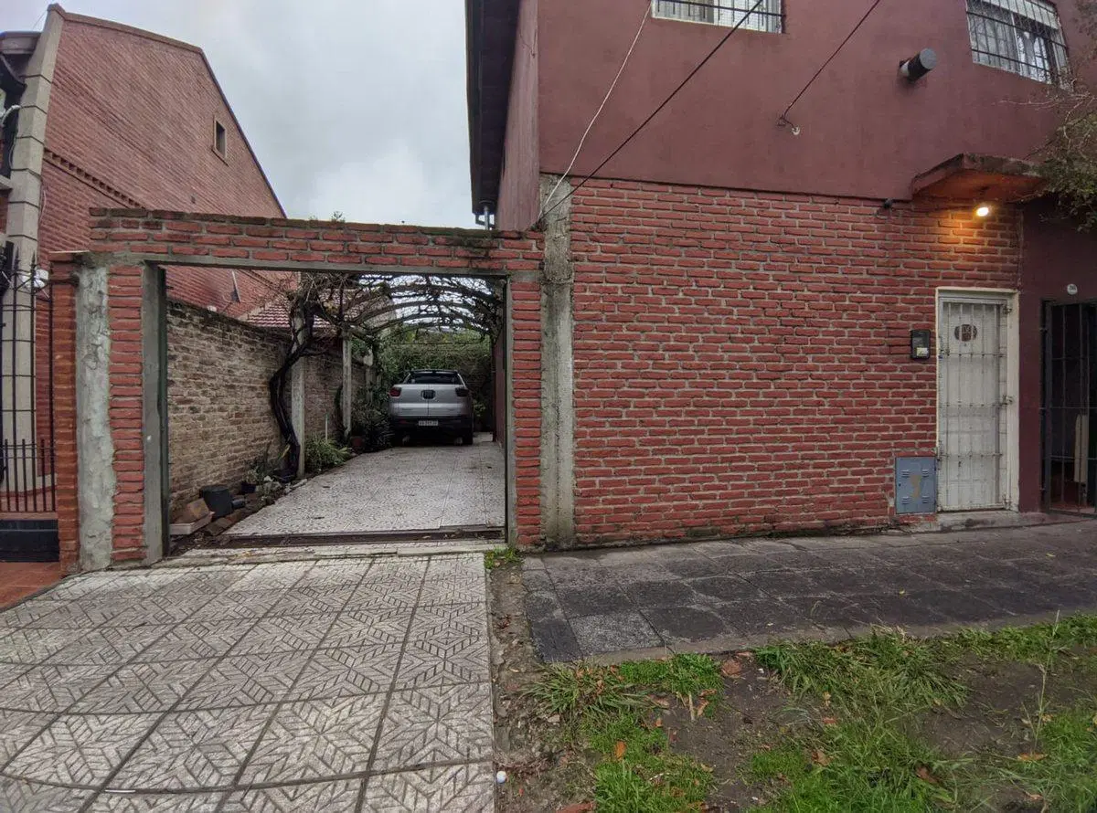 Vivienda multifamiliar + 3 locales 3