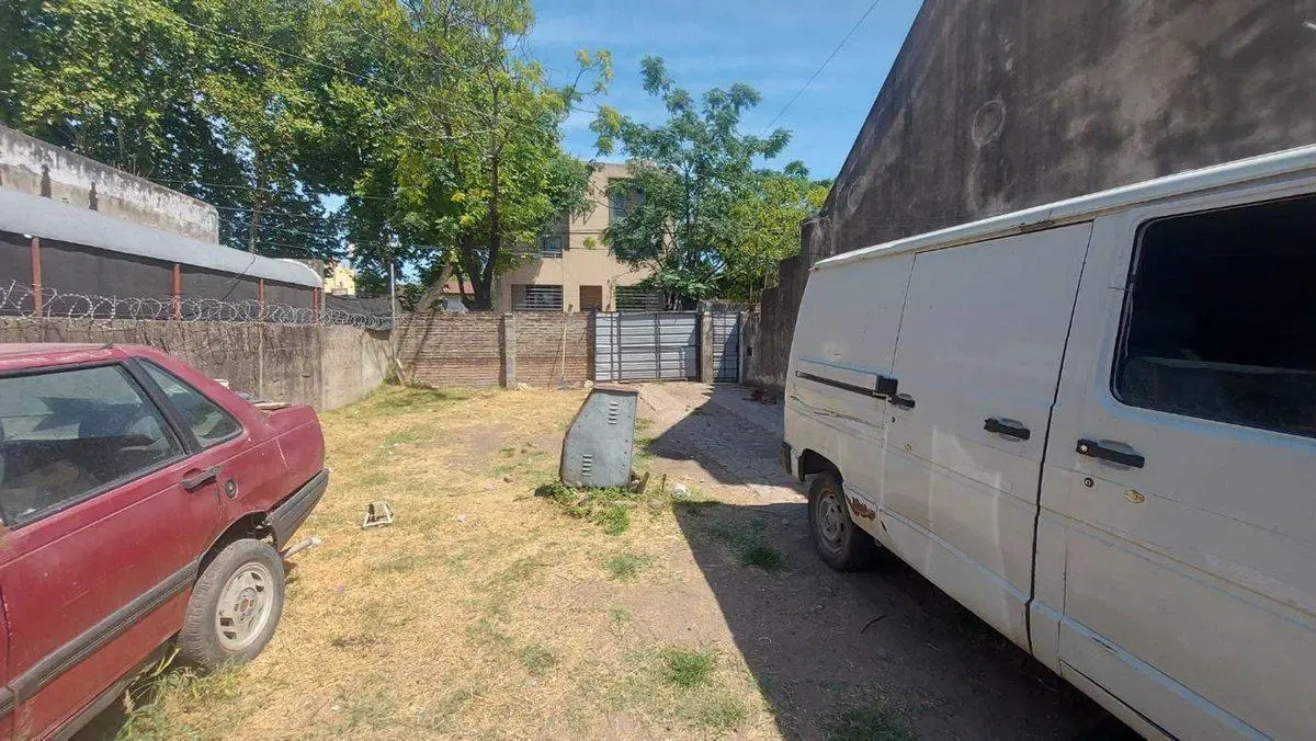 CASA A REFACCIONAR CON GRAN TERRENO LIBRE 3