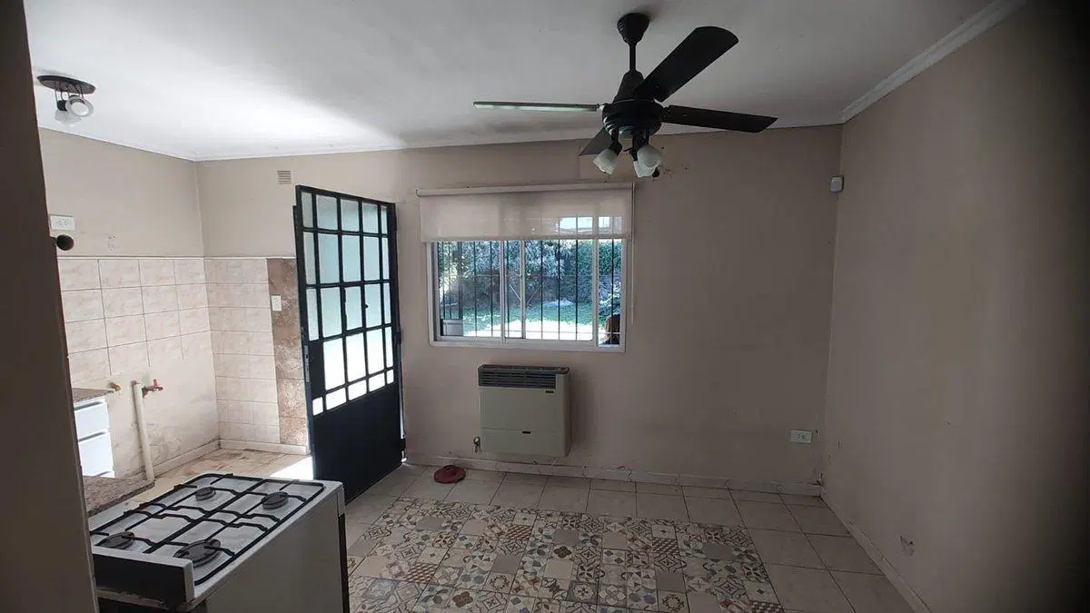 VENTA CASA 3 AMB. CON  GARAJE Y PATIO EN LUJAN 4