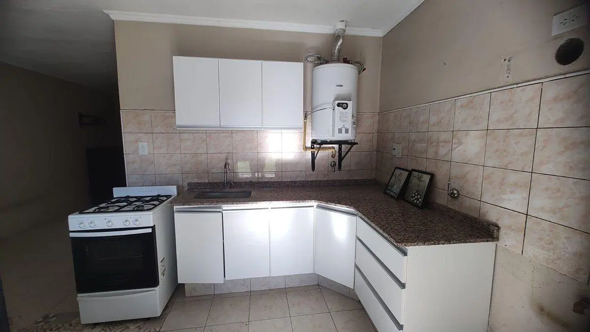 VENTA CASA 3 AMB. CON  GARAJE Y PATIO EN LUJAN 5