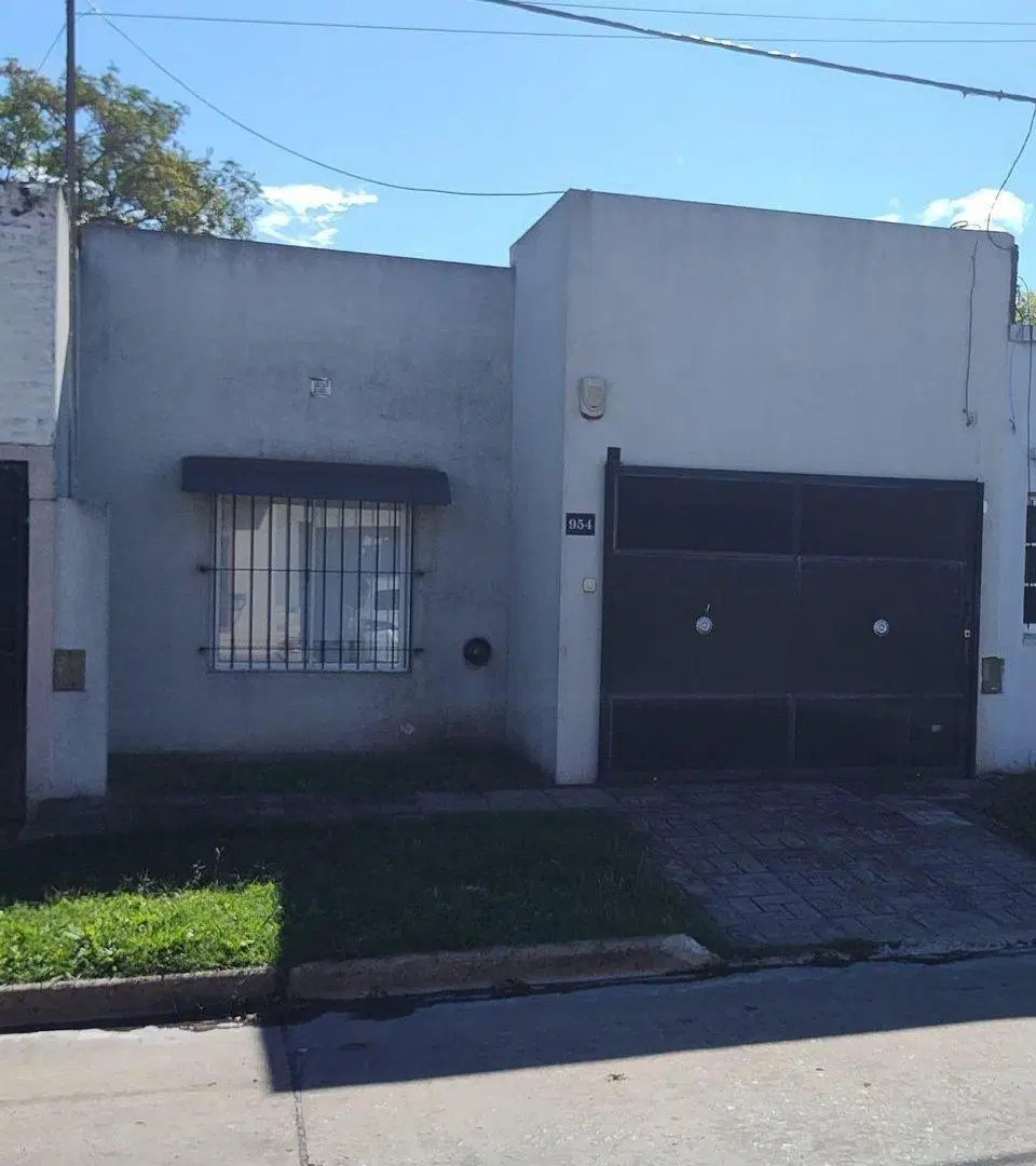 VENTA CASA 3 AMB. CON  GARAJE Y PATIO EN LUJAN 2