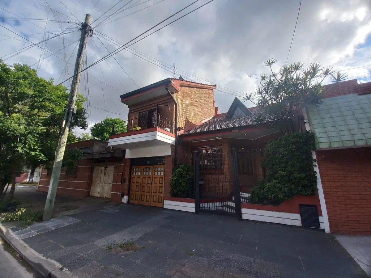 Venta casa 4 amb cochera, pileta Mataderos 4
