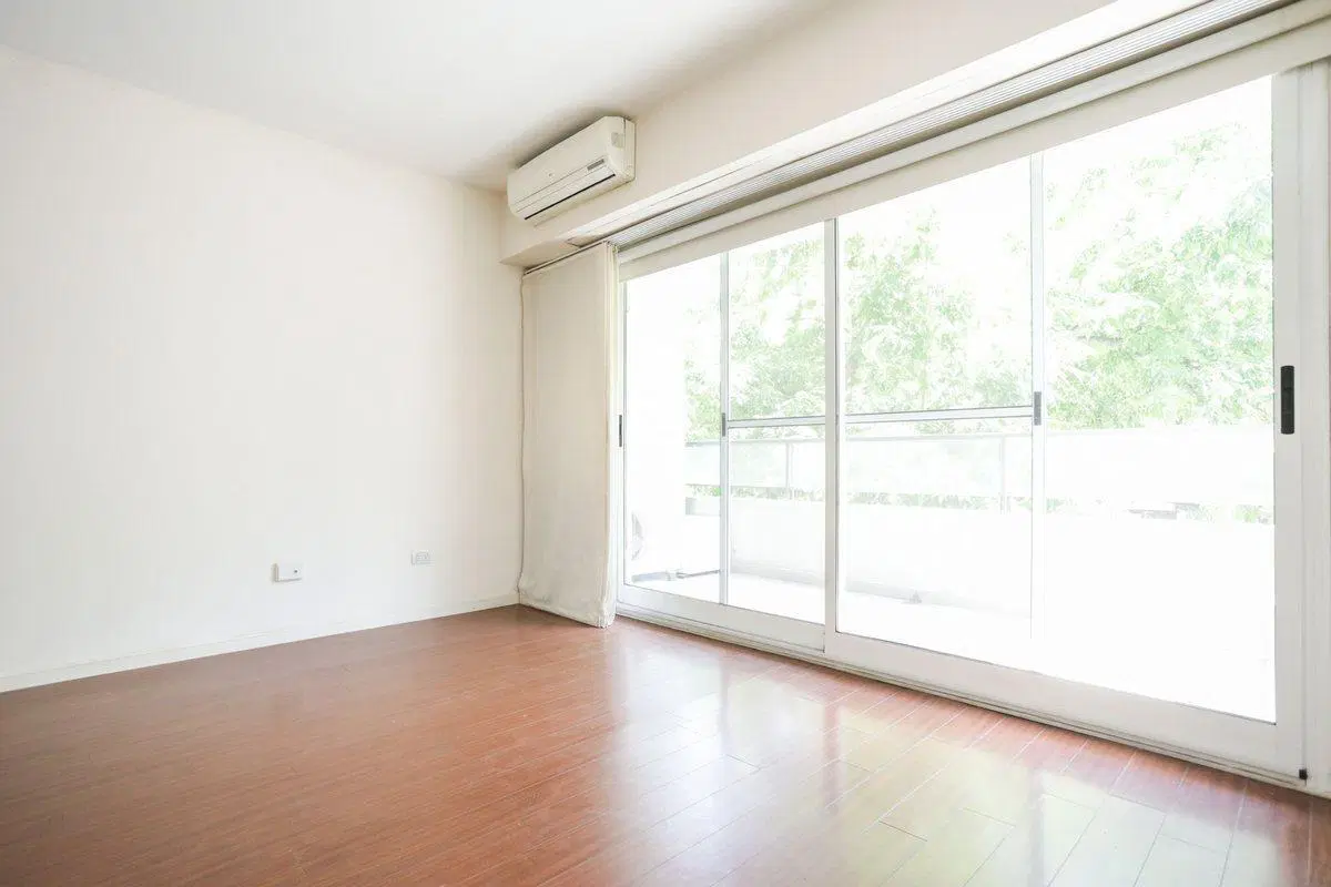 MONOAMBIENTE AMPLIO CON BALCÓN AL FRENTE Y BAULERA 5