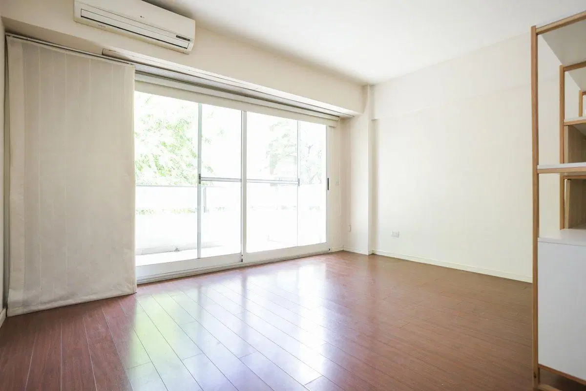 MONOAMBIENTE AMPLIO CON BALCÓN AL FRENTE Y BAULERA 2