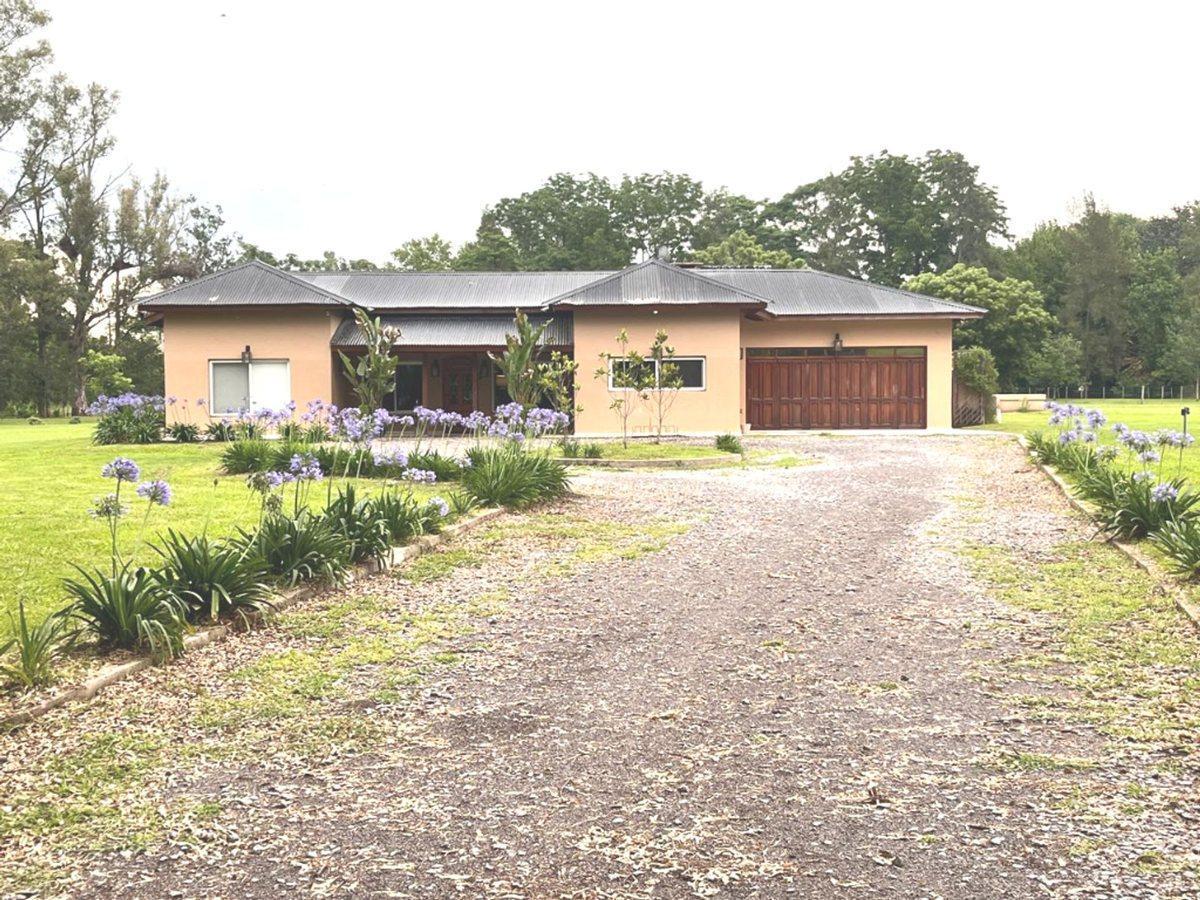 VENTA CASA 306 M2 CON PILETA EN LOTE DE 14.000 M2