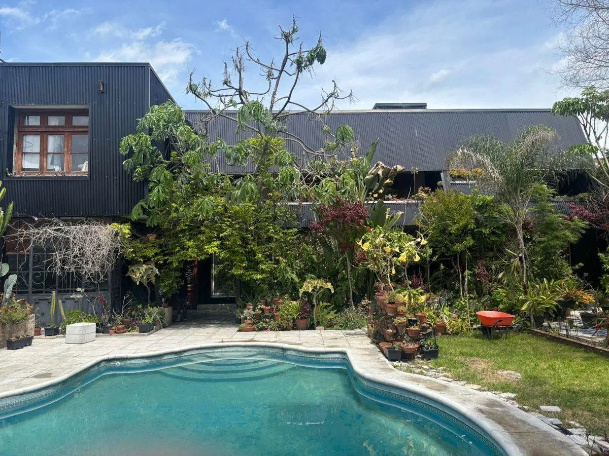 Venta Casa 10 ambientes con Piscina Hurlingham 2