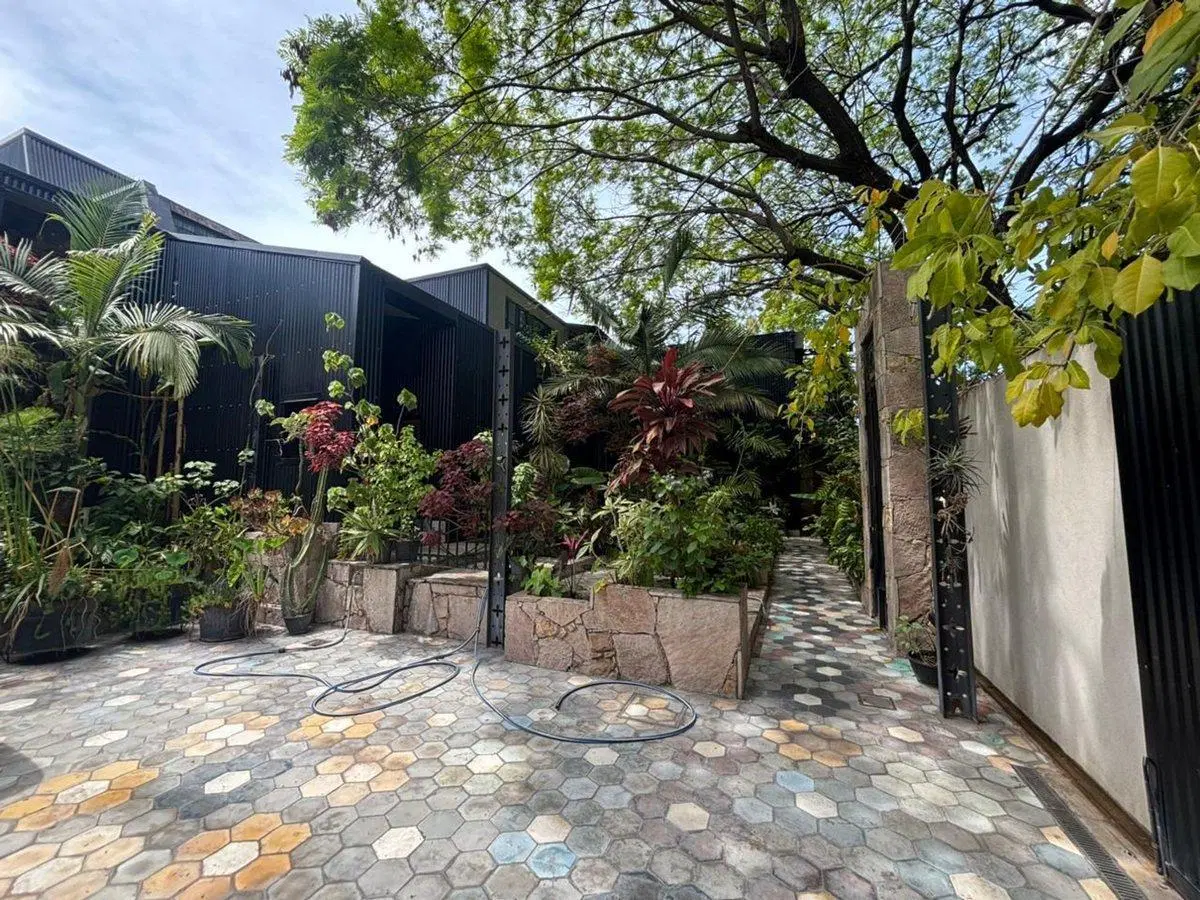 Venta Casa 10 ambientes con Piscina Hurlingham 3
