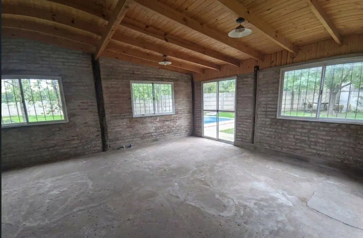 VENTA CASA CON AMPLIO JARDIN Y PILETA 3