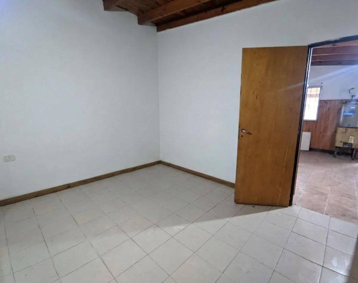VENTA CASA CON AMPLIO JARDIN Y PILETA 2