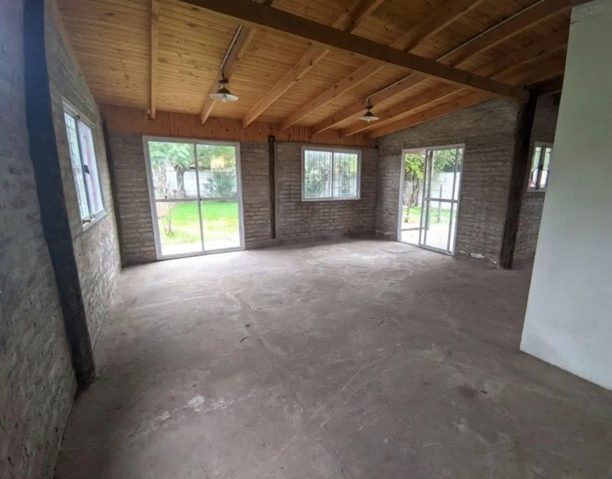 VENTA CASA CON AMPLIO JARDIN Y PILETA 5