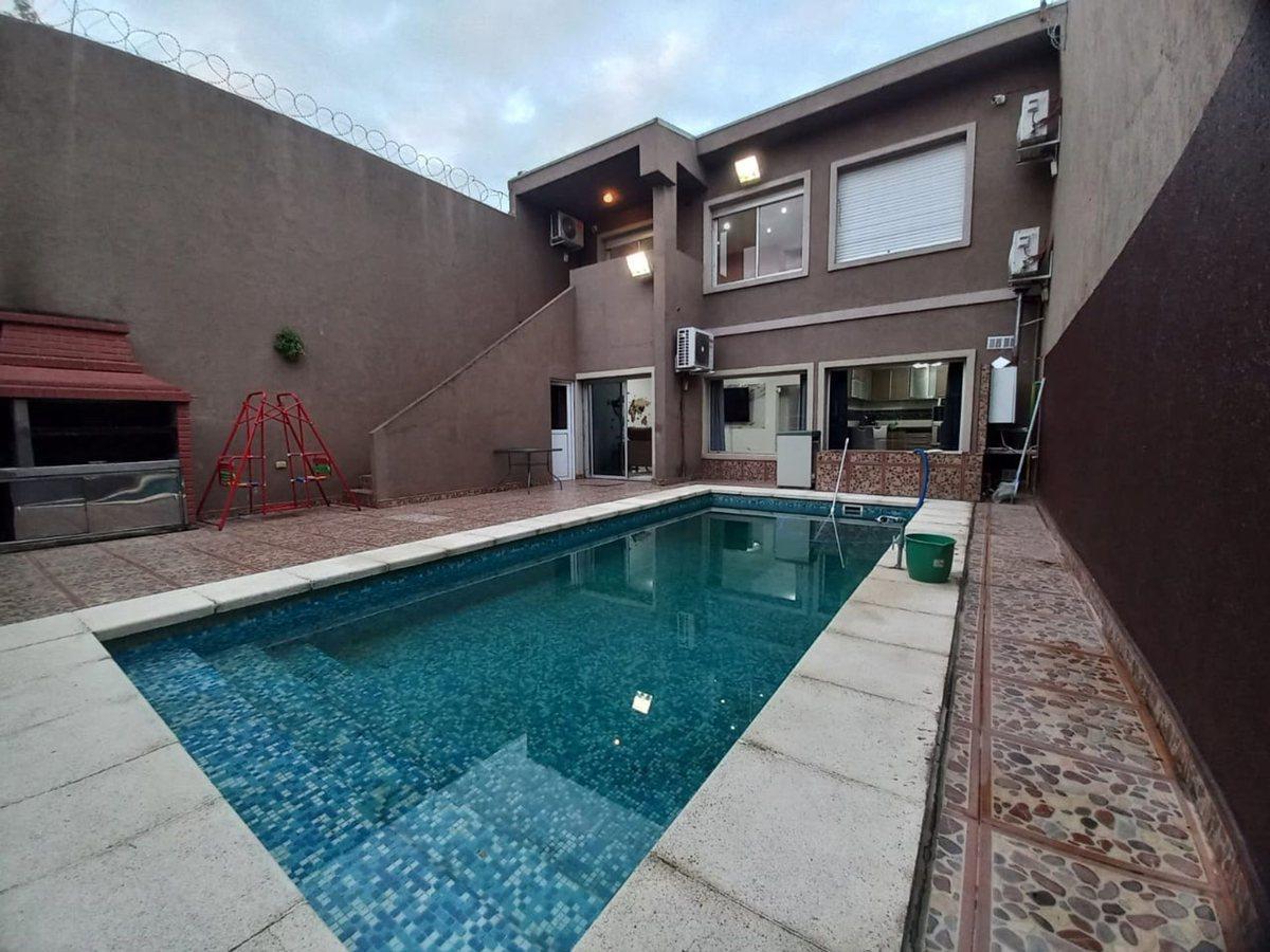 Venta casa cochera, pileta, quincho en Ramos Mejia