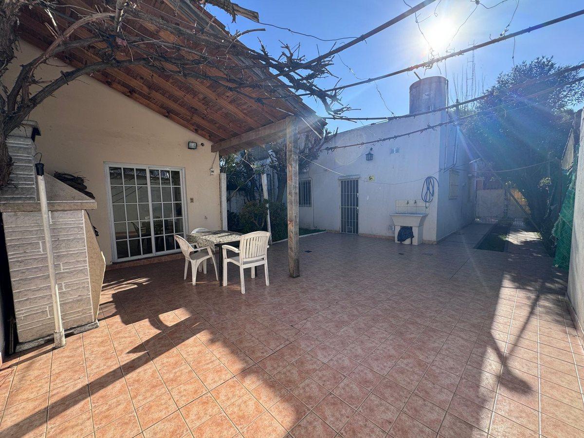 Venta casa 3 ambientes con patio y cochera