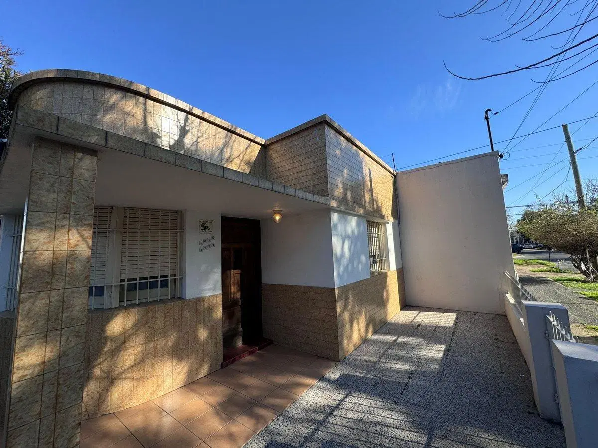 Venta casa 3 ambientes con patio y cochera 2