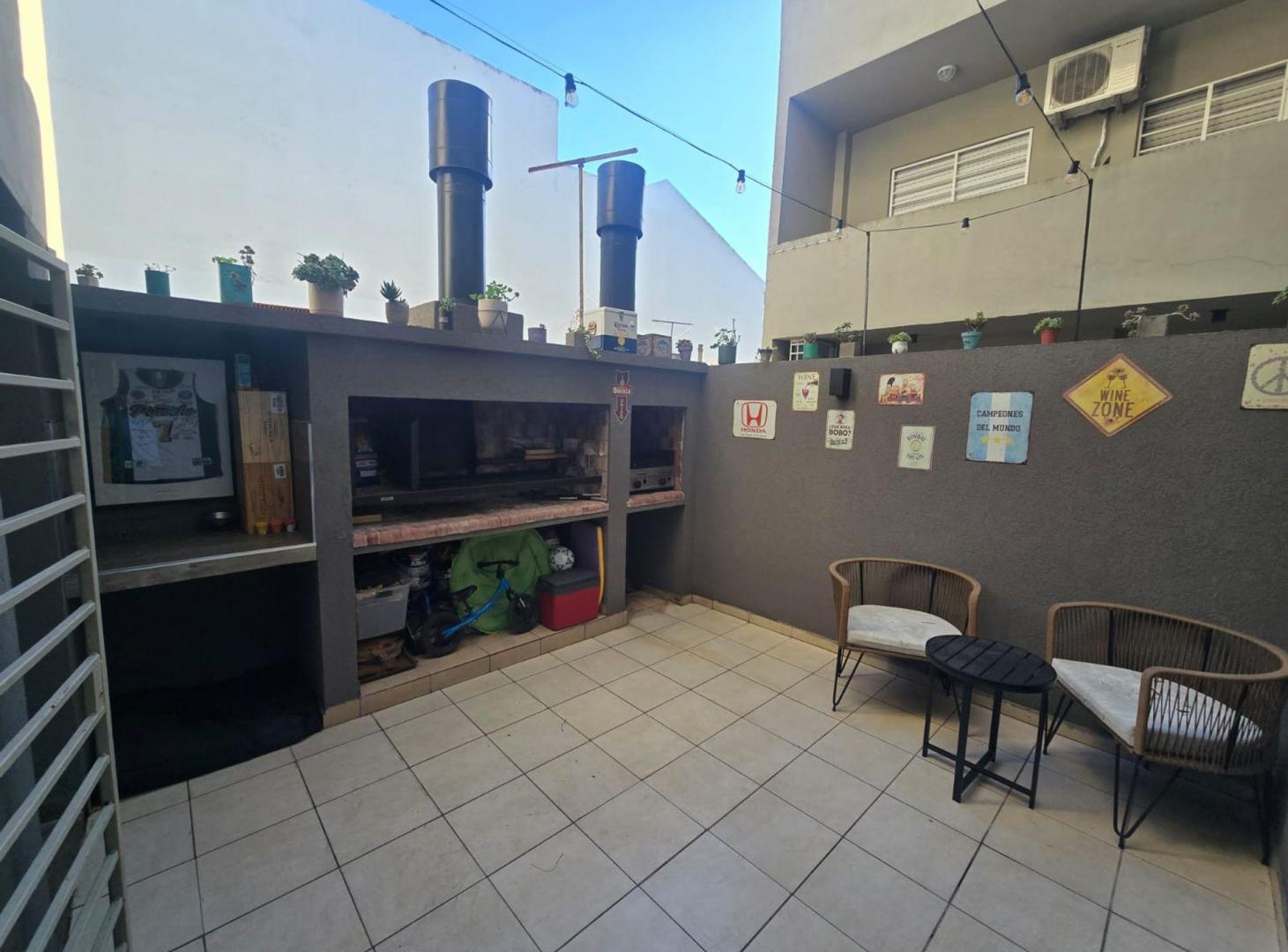 Venta departamento 3 ambientes con Patio y Cochera