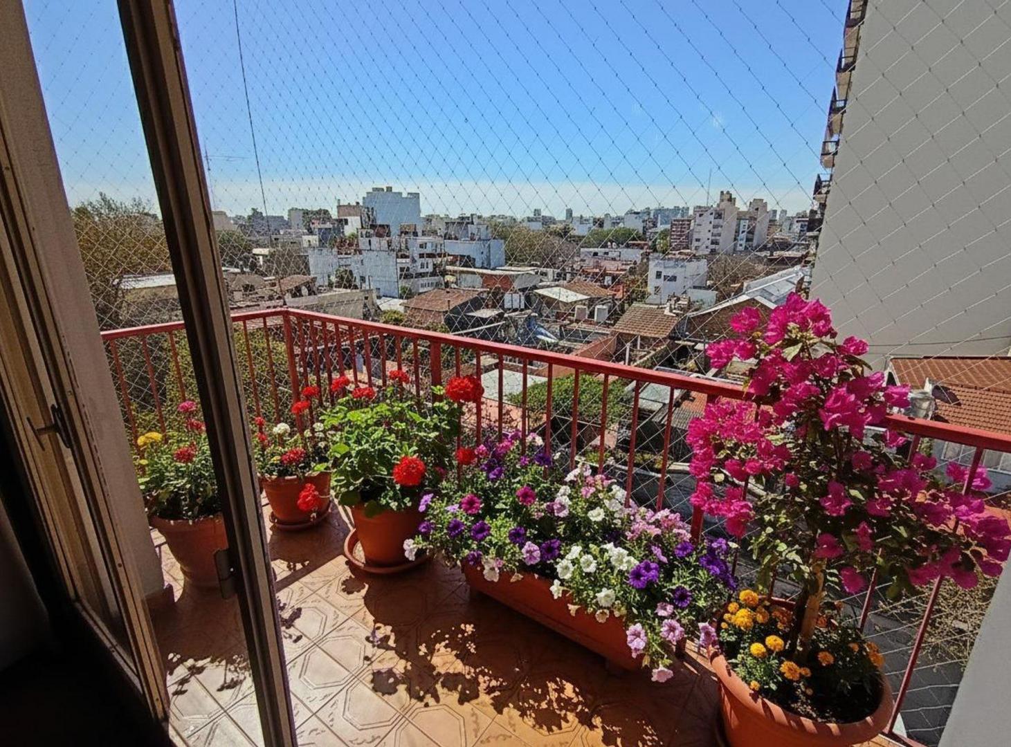 DEPARTAMENTO SEMIPISO DE 4 AMBIENTES CON BALCON
