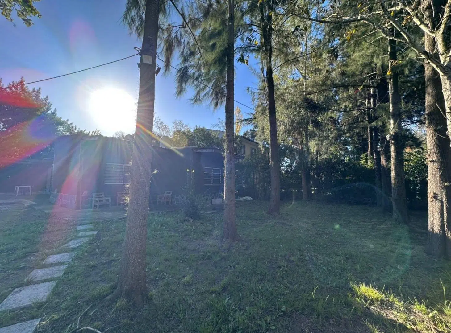 VENTA CASA CON PILETA SOBRE DOS LOTES - LA REJA 2