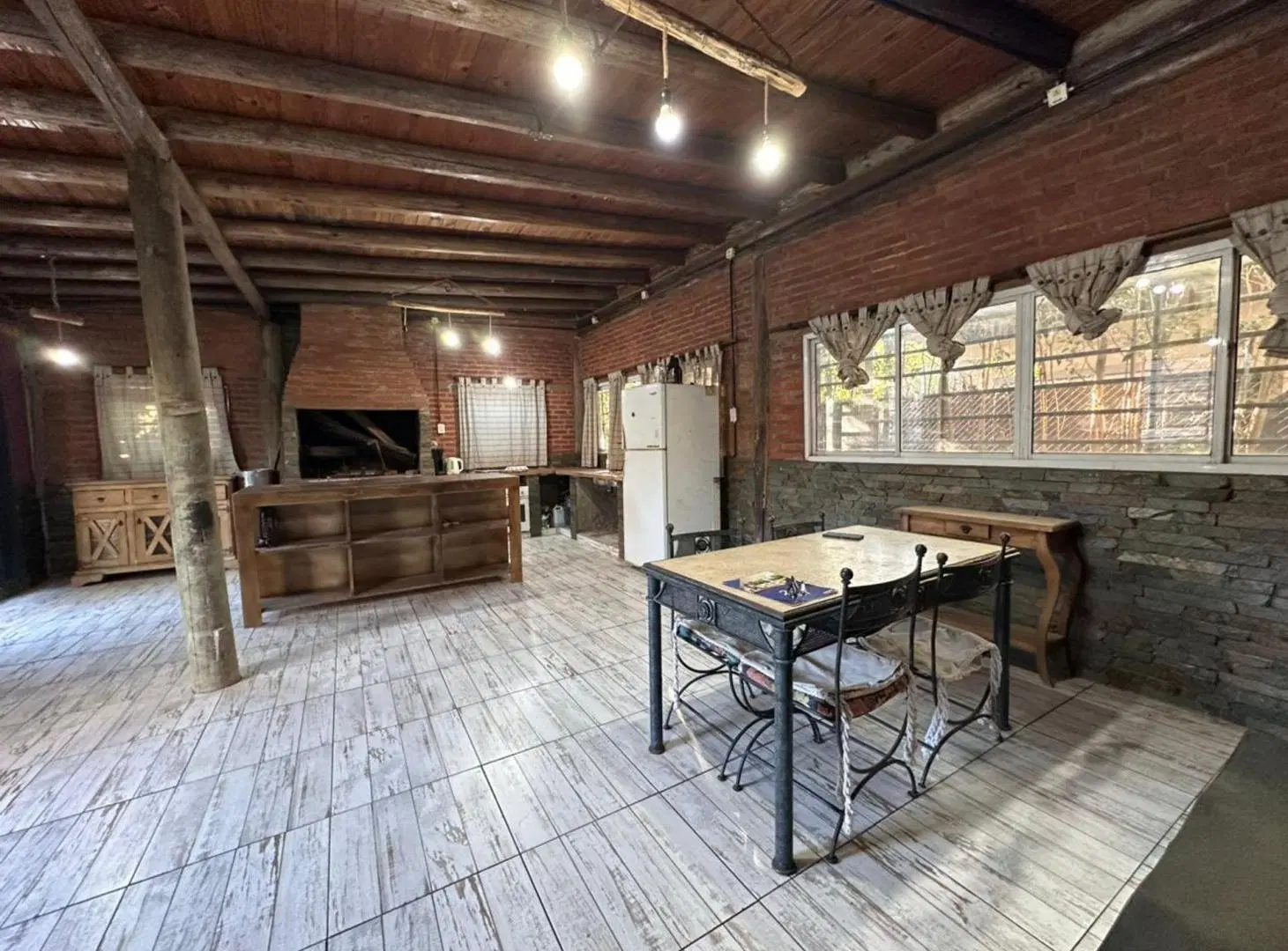 VENTA CASA CON PILETA SOBRE DOS LOTES - LA REJA 3