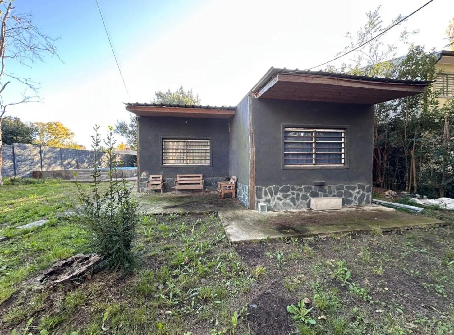 VENTA CASA CON PILETA SOBRE DOS LOTES - LA REJA 4