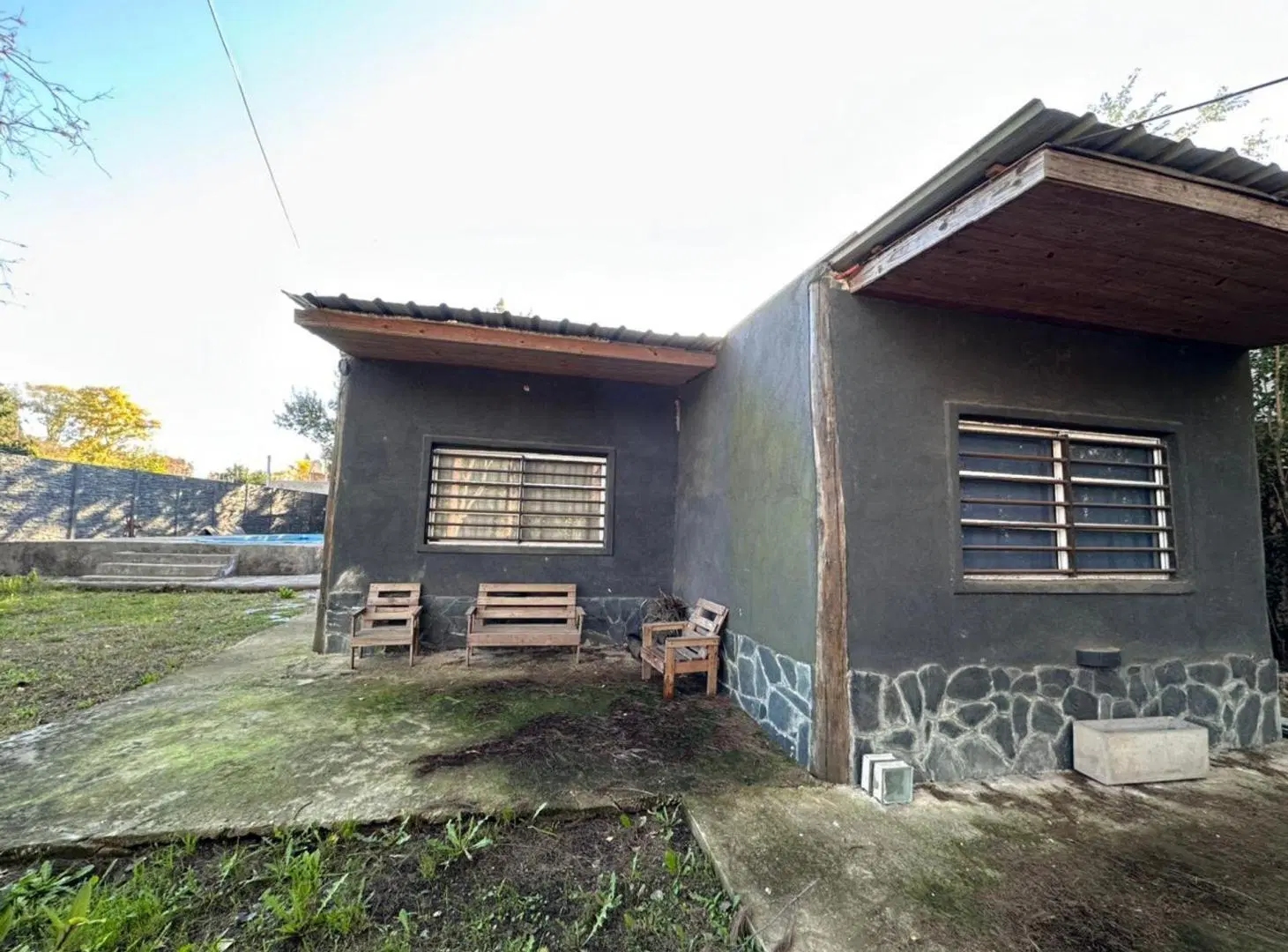 VENTA CASA CON PILETA SOBRE DOS LOTES - LA REJA 5