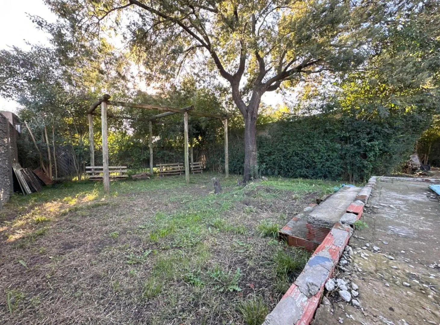 VENTA CASA CON PILETA SOBRE DOS LOTES - LA REJA 8