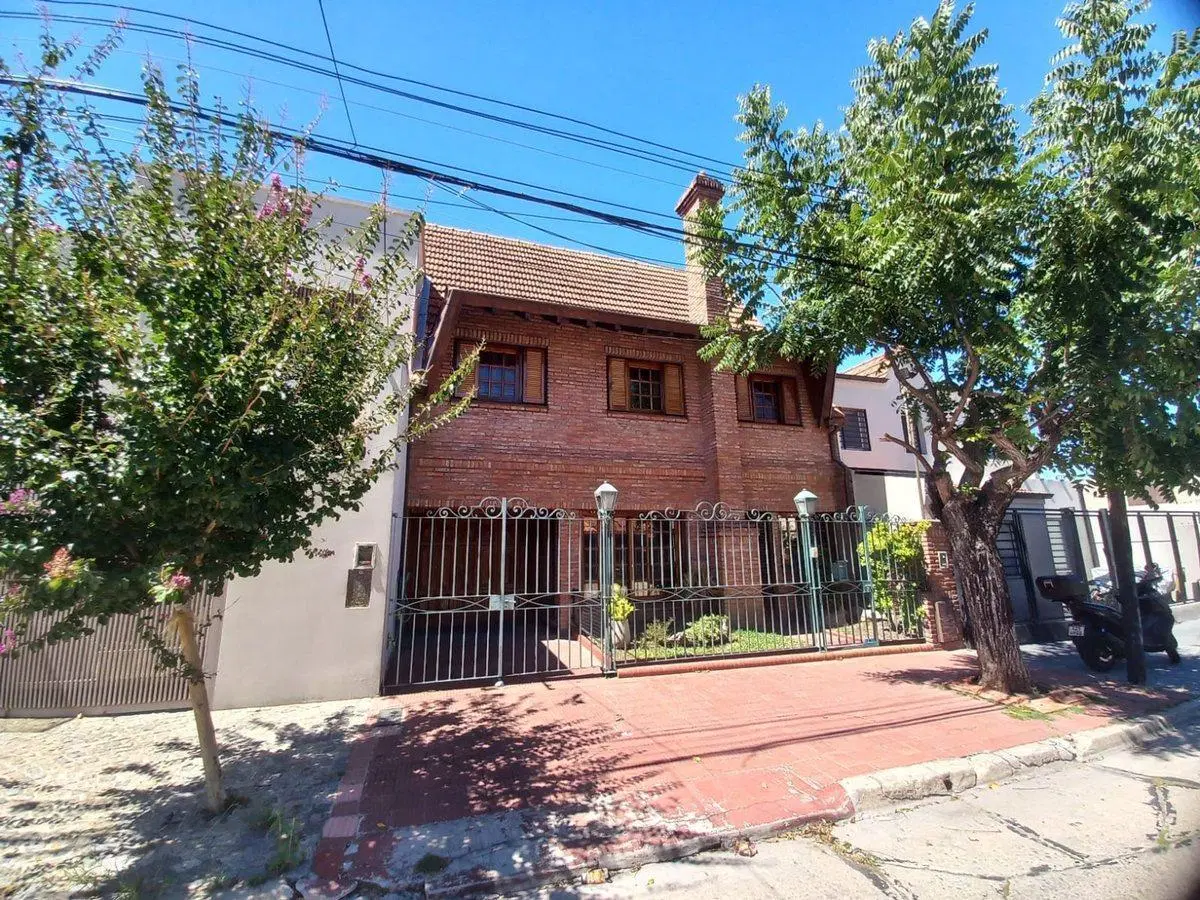 Venta casa 5 amb, jardín, cochera parrilla Olivos 2