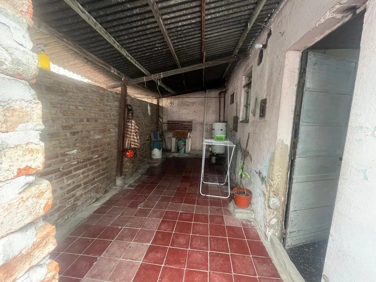 VENTA CASA MULTIFAMILIAR CON LOCAL CASTELAR NORTE 5