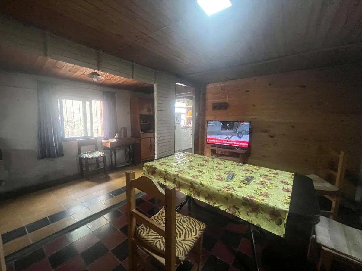 VENTA CASA MULTIFAMILIAR CON LOCAL CASTELAR NORTE 3