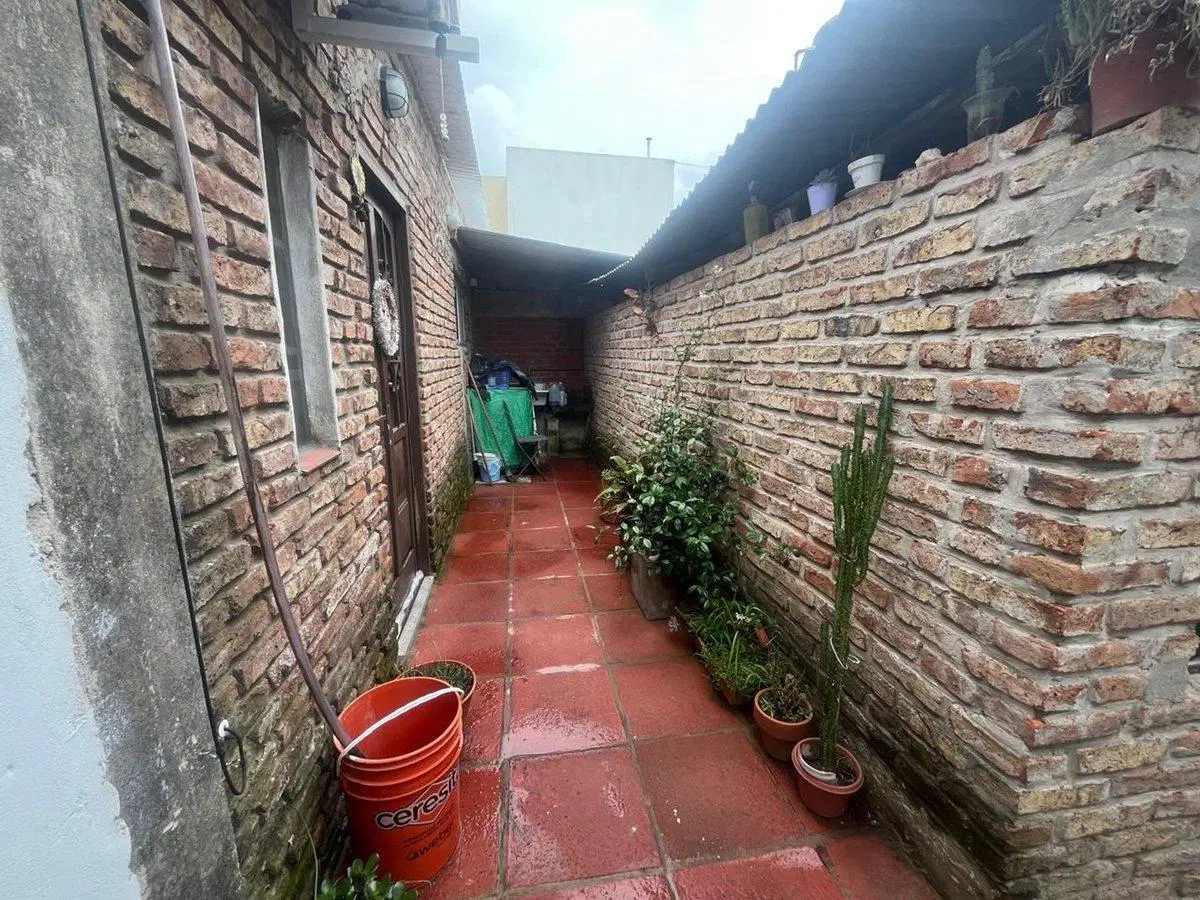 VENTA CASA MULTIFAMILIAR CON LOCAL CASTELAR NORTE 4