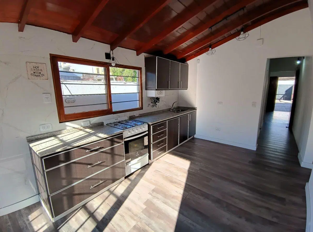 Casa 5 ambientes con depto 2 ambientes V Lynch 8