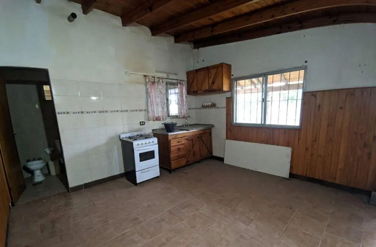 VENTA CASA CON AMPLIO JARDIN Y PILETA 4