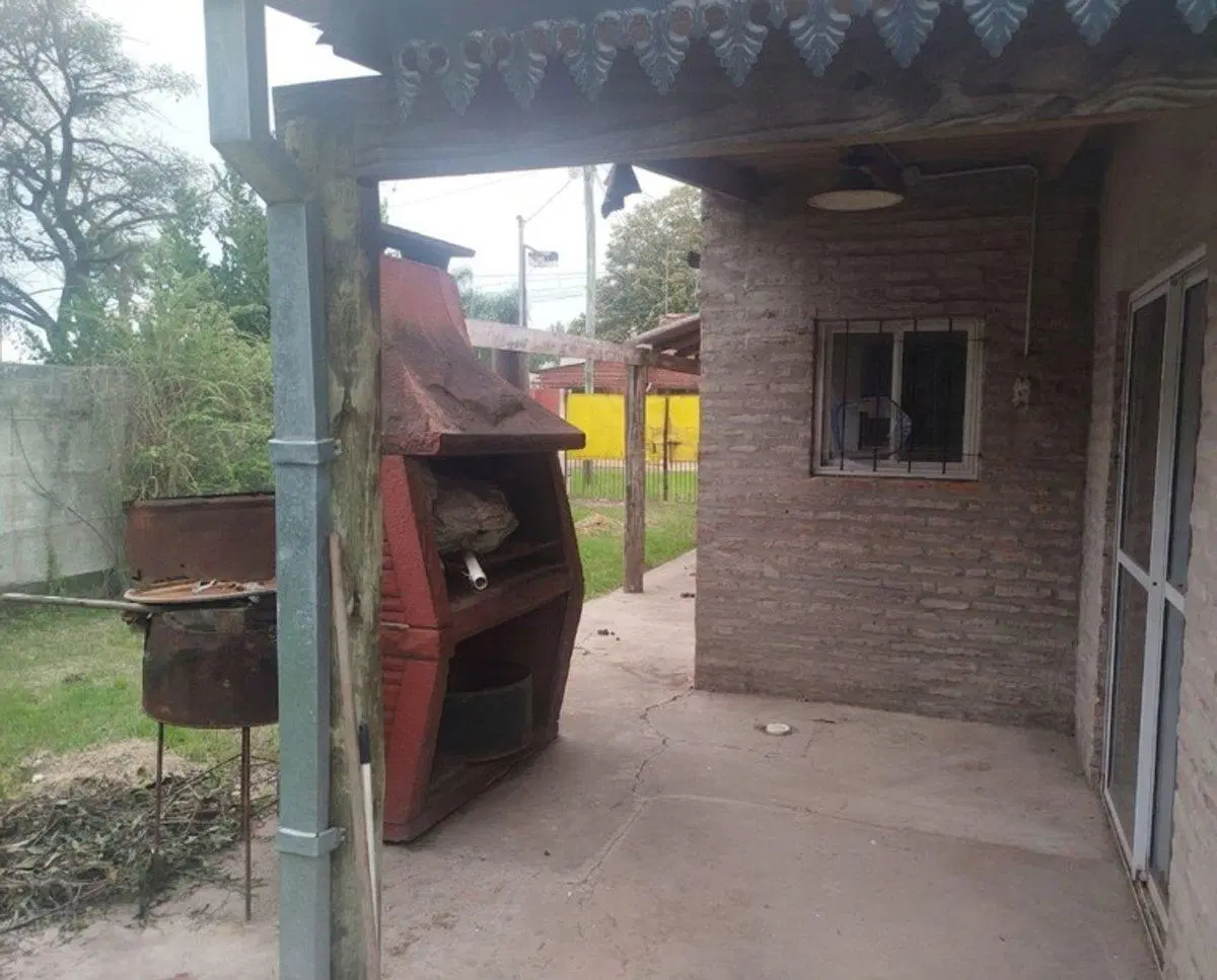 VENTA CASA CON AMPLIO JARDIN Y PILETA 2