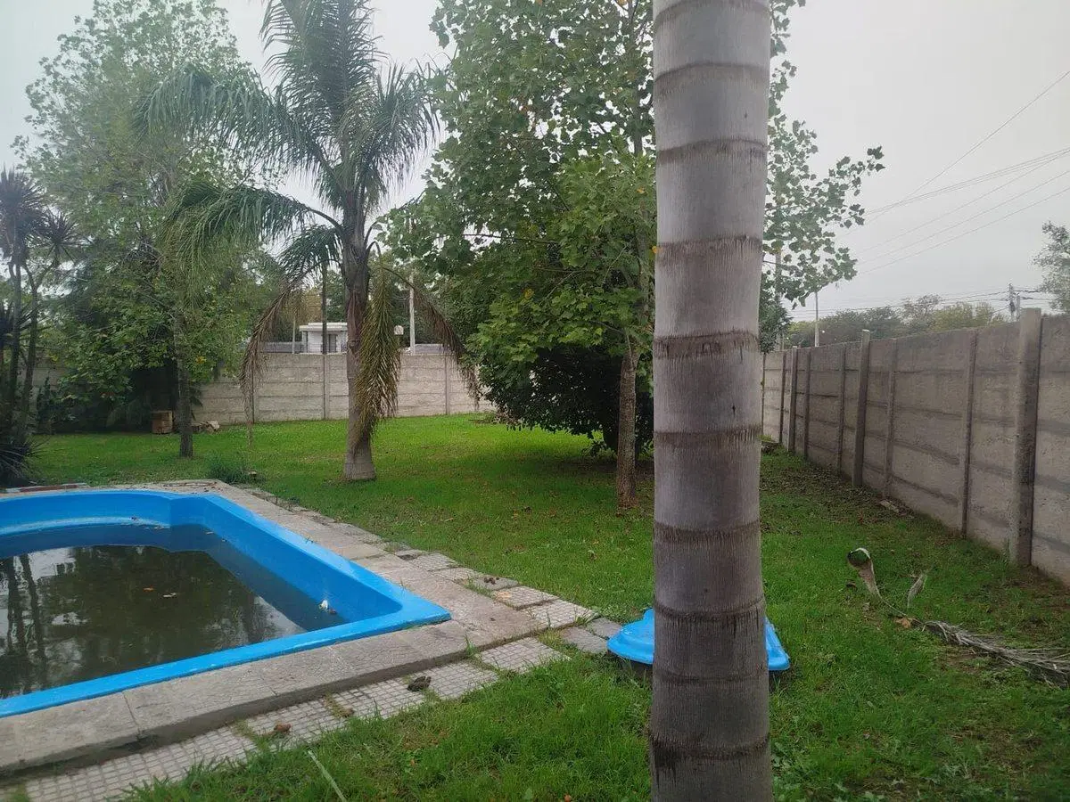 VENTA CASA CON AMPLIO JARDIN Y PILETA 5