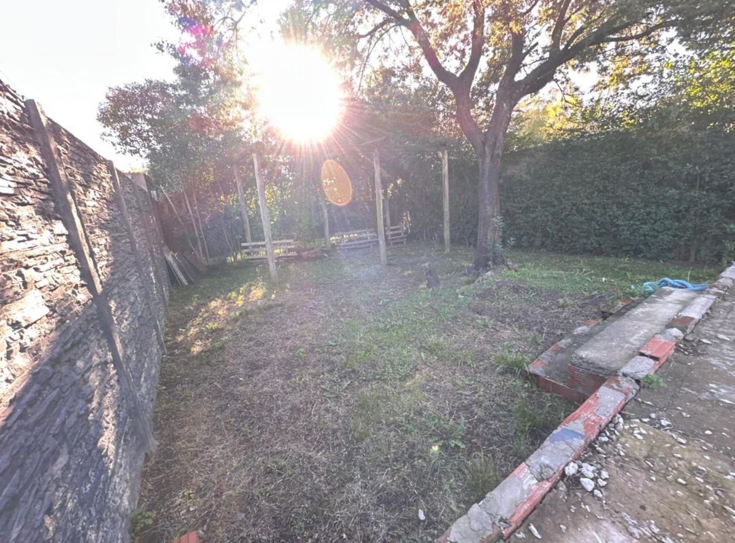 Foto de VENTA CASA CON PILETA SOBRE DOS LOTES - LA REJA, imagen 1