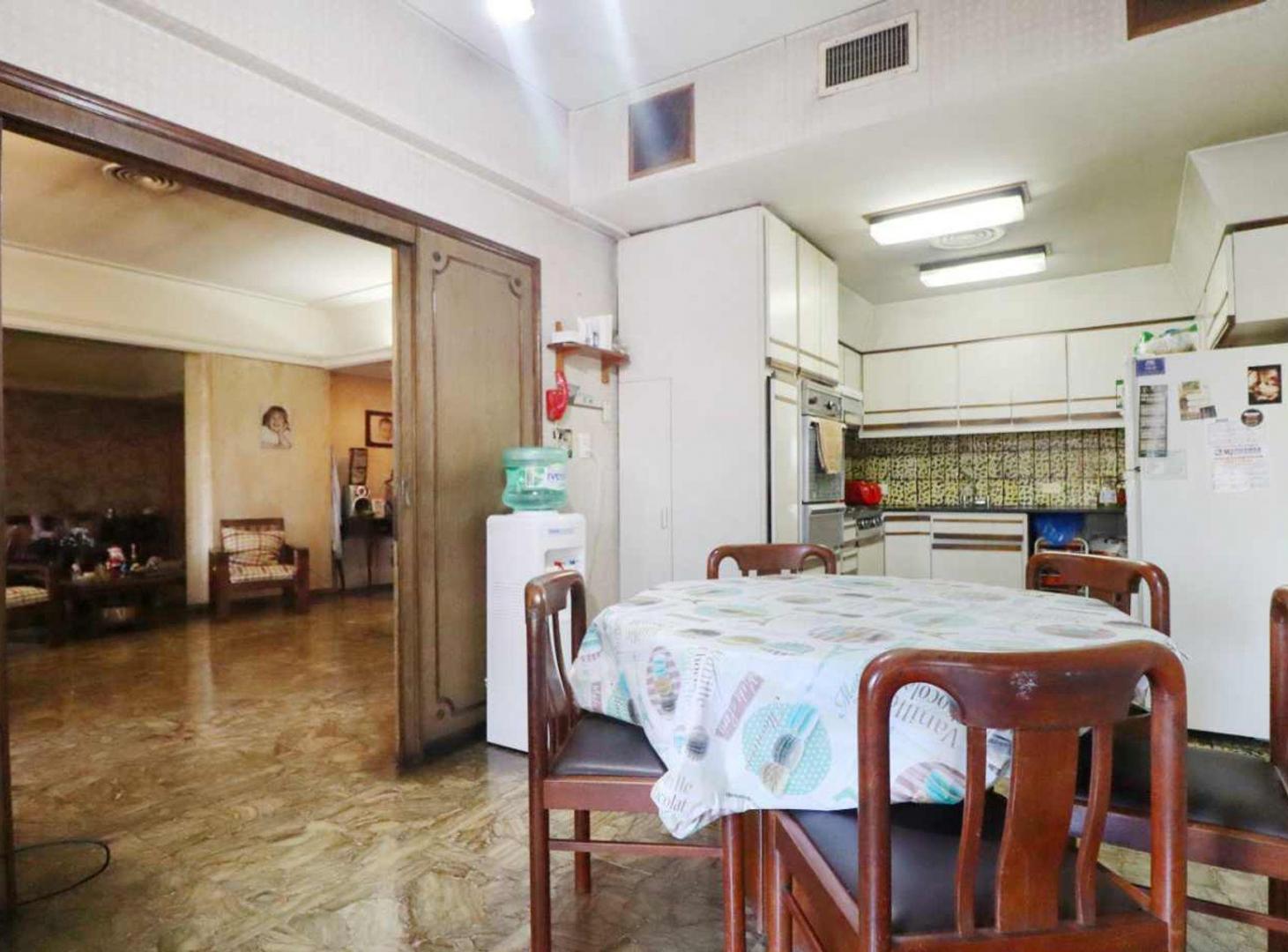 Foto de Venta casa 7 ambientes cochera terraza, Versalles, imagen 2