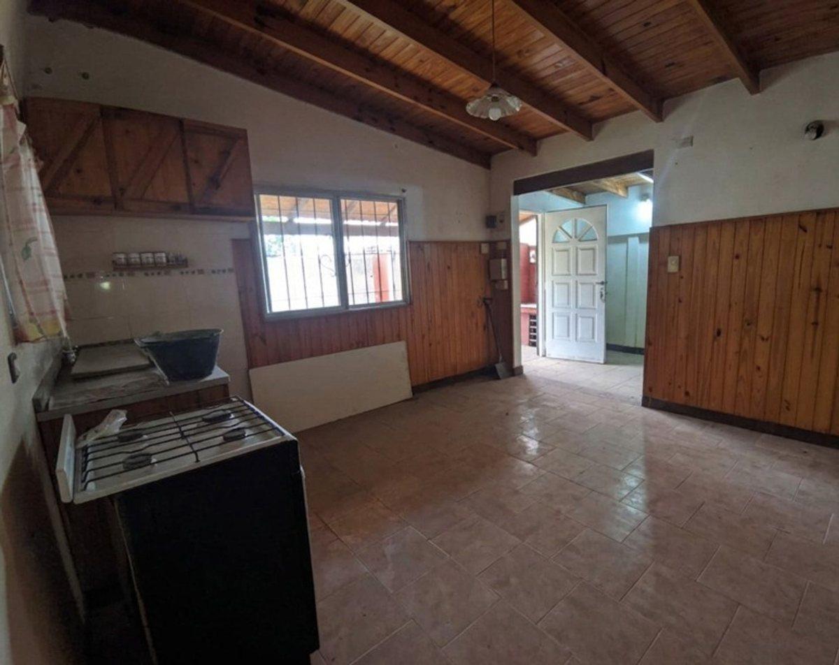 Foto de VENTA CASA CON AMPLIO JARDIN Y PILETA, imagen 5