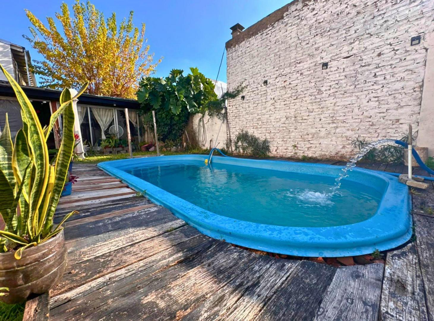 Foto de VENTA CASA 4 AMB. C/ PILETA, QUINCHO Y COCHERA, imagen 2